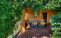 Bild 8: Eingang mit Terrasse