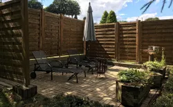 Bild 26: Terrasse. Liegefläche mit Grill und Feuerkorb