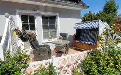 Bild 14: Sonnenterrasse mit Blick in den Garten - Sonnenschirm vorhanden
