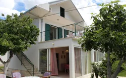 Großes, strandnahes Ferienhaus in Podglavica, Bild 1: Ferienhaus mit zwei separaten Wohneinheiten
