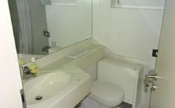 Bild 18: Badezimmer 1 mit Dusche und WC