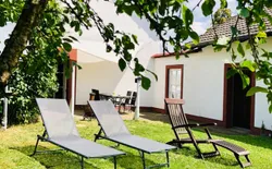 Bild 22: Terrasse und angrenzende Wiese