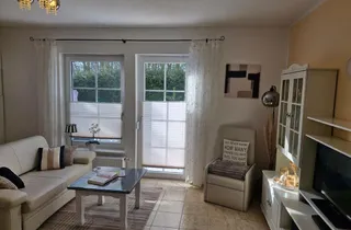 Bild 3: Wohnzimmer Sofa + Massagesessel mit Terrasse und Aussenrollo