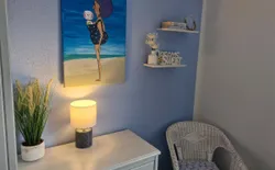 Bild 16: Schlafzimmer Kleiderschrank + Kommode und Aussenrollo