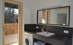 Bild 23: Master Bad mit Waschmaschine, Badewanne und eigener Loggia