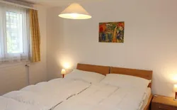 Bild 9: Schlafzimmer mit Doppelbett