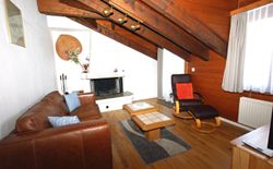 Bild 15: Wohzimmer mit Bettsofa, Relaxsessel und Kamin