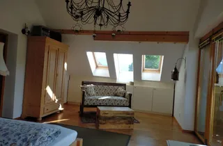 Bild 3: Lese-Relax-Bereich mit Blick auf Balkon