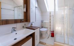Bild 11: Bad mit WC und Dusche