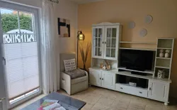 Bild 6: Wohnzimmer mit Terrasse und Aussenrollo
