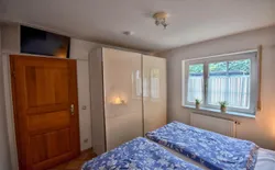 Bild 15: Schlafbereich. Schrank 2 x 2 m, Fernseher