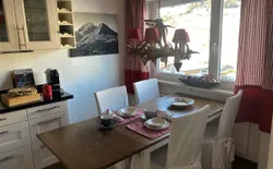 Bild 16: Esstisch am Fenster