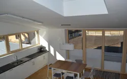 Bild 5: Großes Wohnzimmer und Küche mit Esstisch
