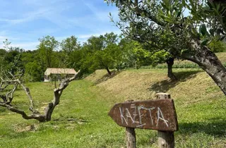 Bild 2: Straßenschild zeigt 50 Meter bis zur Holiday Home Kažeta.