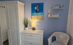 Bild 5: Schlafzimmer Kleiderschrank + Kommode und Aussenrollo
