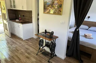 Bild 3: Charmantes Interieur des Ferienhauses mit gemütlichem Schlafzimmer, voll ausgestatteter Küche