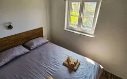 Bild 8: Schlafzimmer mit einem 160 x 200 cm Bett und einem Kleiderschrank.