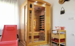 Bild 4: Moderne Infrarotkabine mit Aromatherapie, Farblichttherapie, Radio usw.