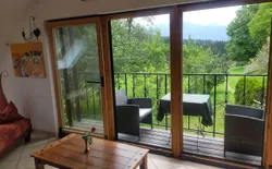 Idyllische Panorama-Südwohnung in Wörtherseenähe, Bild 1: Zweiter Wohnzimmerbereich (Blick nach Süden), zum hinteren mit Glasschiebetür abgrenzbar