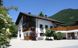 Ruhige Wohnung in Sankt Gallenkirch mit Garten, Bild 1: Außenansicht des Gebäudes. Sommeransicht Appartementhaus