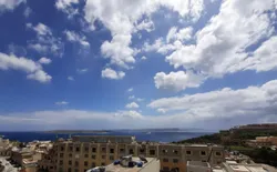 Helles Apartment in Ghajnsielem mit privater Terrasse und Panoramablick, Bild 1: Balkon
