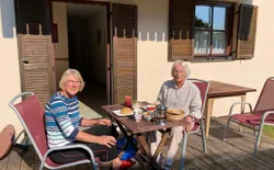 Bild 2: Frühstück auf der Terrasse