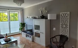 Bild 2: Wohnzimmer mit 42 Zoll LED TV und Aussenrollo
