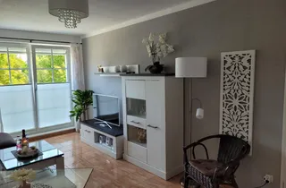 Bild 2: Wohnzimmer mit 42 Zoll LED TV und Aussenrollo