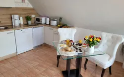 Bild 4: Küche mit Essbereich