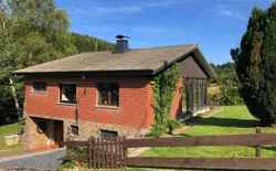 Friedlich liegendes Ferienhaus im Naturschutzgebiet des deutschsprachigen Teils Belgiens, Bild 1: Außenansicht des Gebäudes. Aussenansicht