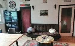 Bild 2: Wohnraum - Relaxbereich mit Blick zum Haupteingang und zum Kücheneingang links
