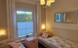 Bild 21: 2. Schlafzimmer mit 2 Einzelbetten + Kleiderschrank und Kommode und Aussenrollo