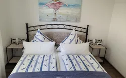 Bild 8: 1. Schlafzimmer mit Doppelbett 1,80x2m - Kopfkissen 80x80cm + 40x80cm und Aussenrollo