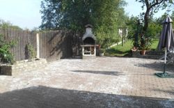 Bild 3: Terrasse Hinterseite mit Grill