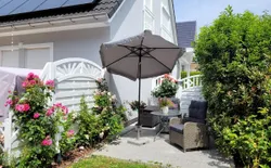 Bild 5: Terrasse im Garten mit großen verstellbaren Gartensesseln