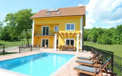 Alleinstehendes Ferienhaus mit Swimmingpool, Bild 1: Außenansicht des Gebäudes. Alleinstehendes Ferienhaus mit Pool