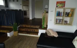 Bild 13: Bücher, CDs und DVDs sowie Spielesammlung vor Ort