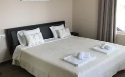 Bild 7: Schlafbereich. Zimmer 1 mit Badezimmer und Klimaanlage