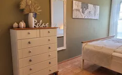 Bild 6: Schlafzimmer Kommode + Ganzkörperspiegel und Aussenrollo