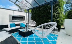Ferienhaus mit Blick auf das Wasser, Bild 1: Überdachte Terrasse